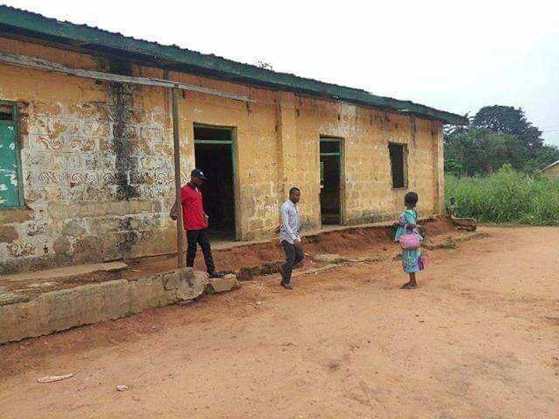 Tabarbarewar ilimi a Najeriya: Kalli yadda wasu daliban Firamari suke daukan darasi Tabarbarewar ilimi a Najeriya: Kalli yadda wasu daliban Firamari suke daukan darasi