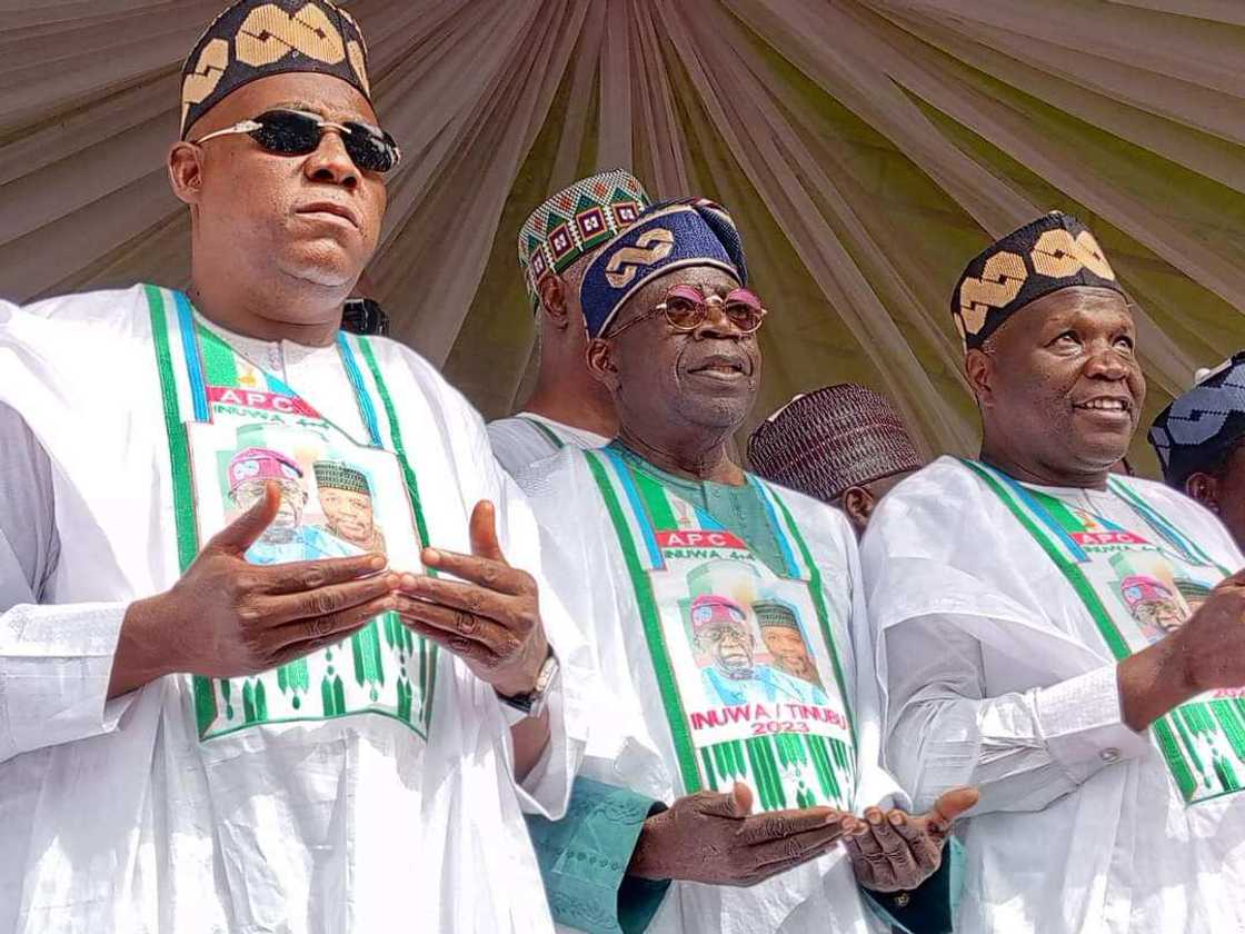 Tinubu da tawagarsa a Gombe. Tinubu da tawagarsa a Gombe.