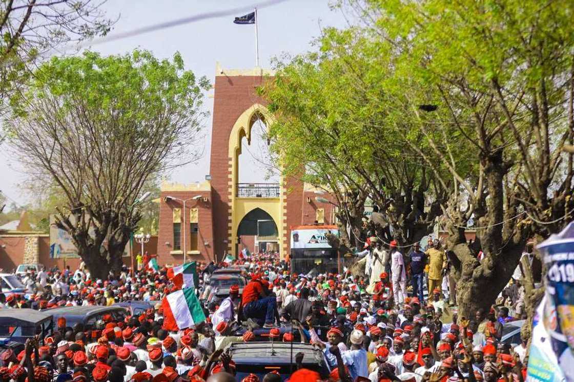 Tawagar Atiku yayin shigar ta fadar Mai Martaba Sarkin Kano Muhammadu Sanusi II Tawagar Atiku yayin shigar ta fadar Mai Martaba Sarkin Kano Muhammadu Sanusi II