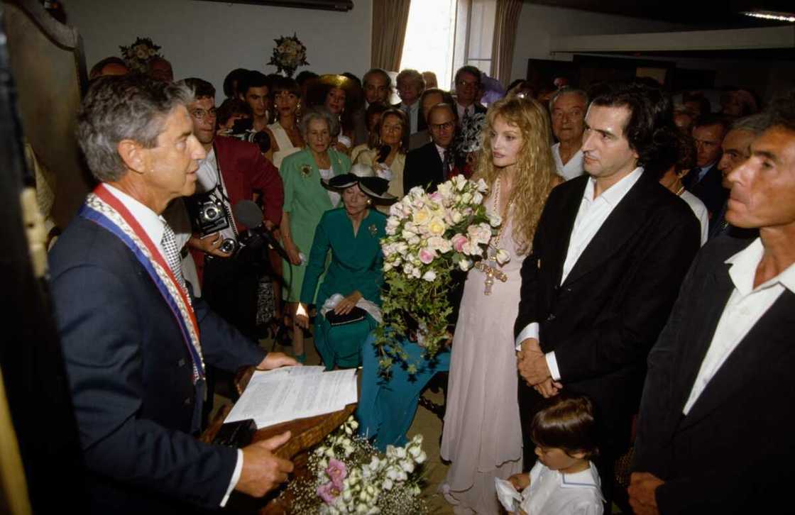 Mariage d'Arielle Dombasle, ex-femme de Paul Albou Mariage d'Arielle Dombasle, ex-femme de Paul Albou