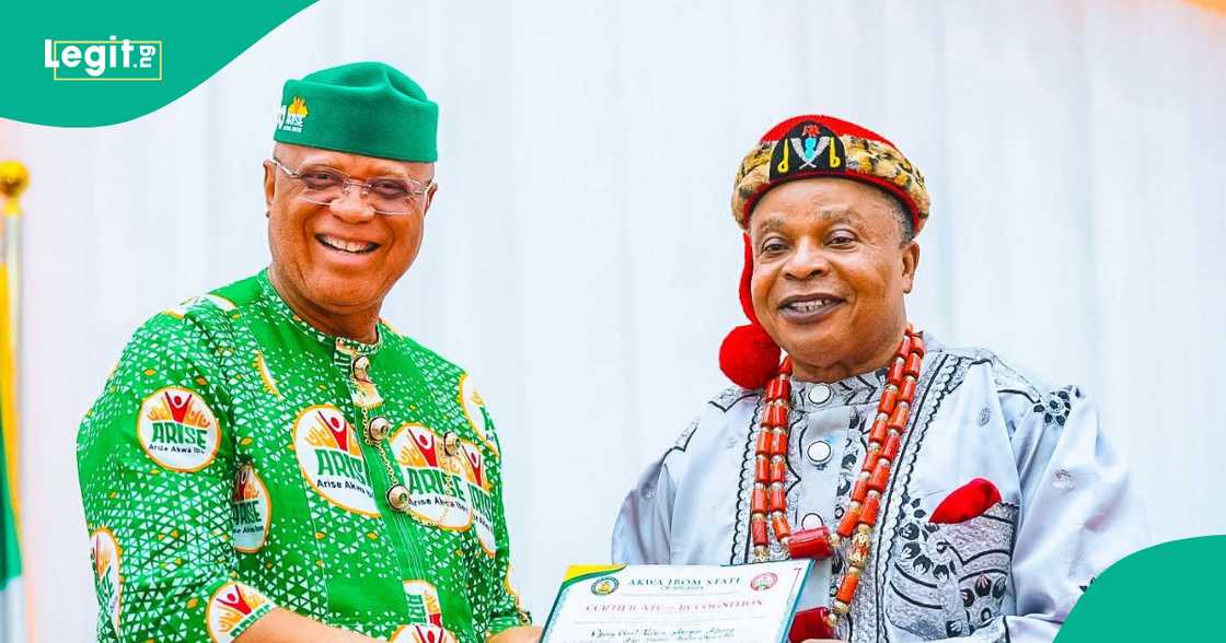 Gwamna Umo Eno da Sanata Nelson Effiong. Gwamna Umo Eno da Sanata Nelson Effiong.