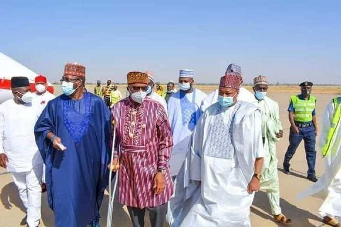 Hotunan ministan Buhari yana yawo da sandar guragu sun janyo cece-kuce Hotunan ministan Buhari yana yawo da sandar guragu sun janyo cece-kuce