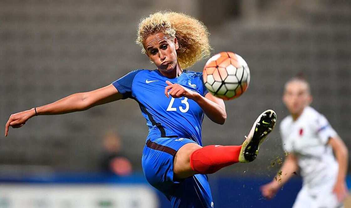 Les succès de Kheira Hamraoui : salaire et palmarès de la footballeuse Les succès de Kheira Hamraoui : salaire et palmarès de la footballeuse