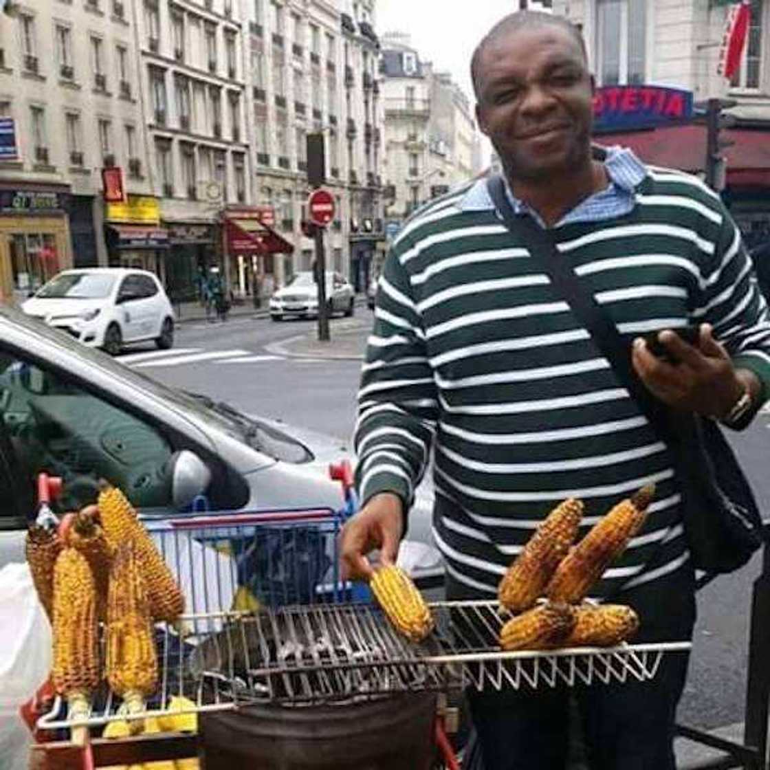 Hotuna: Dan Najeriya dake sayar da gasasshiyar masara a birnin Landan Hotuna: Dan Najeriya dake sayar da gasasshiyar masara a birnin Landan