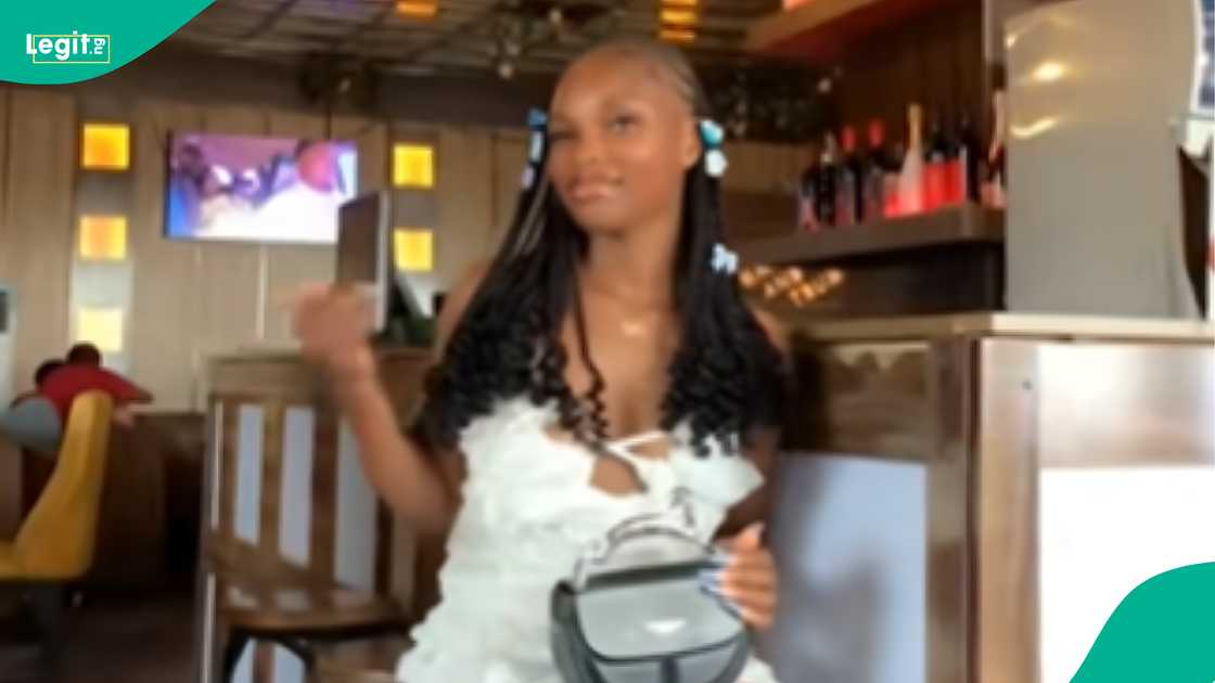 A young man posts pictures with his girlfriend on family WhatsApp group and his mother reacts A young man posts pictures with his girlfriend on family WhatsApp group and his mother reacts