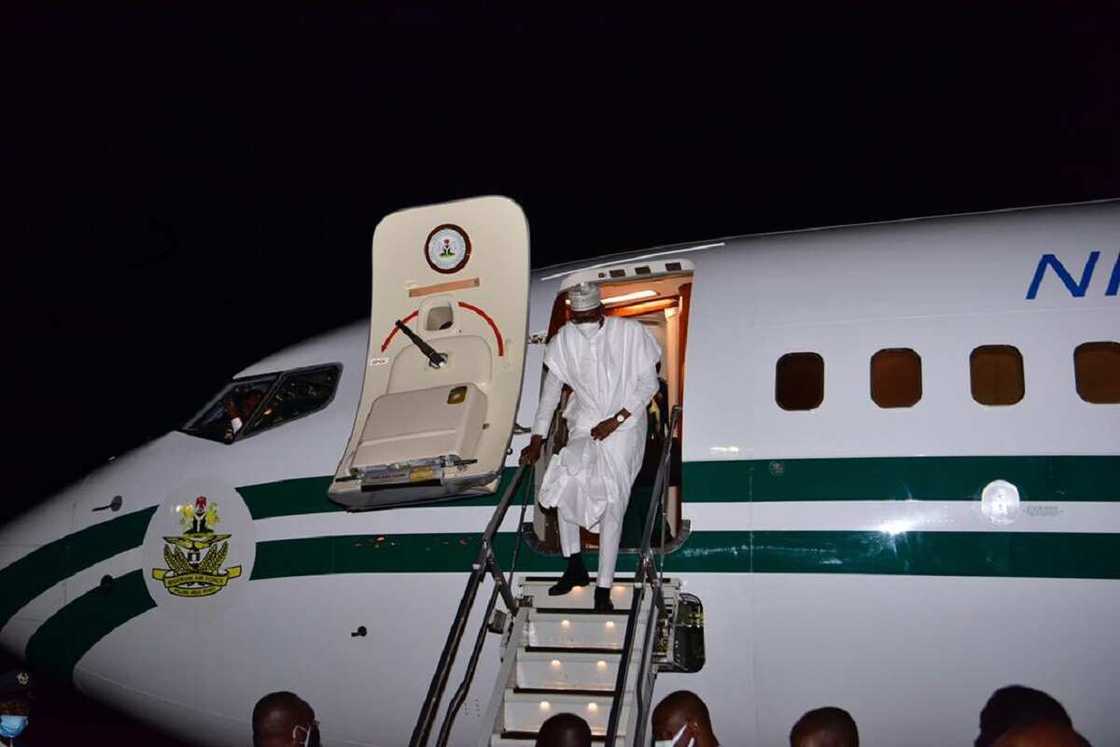 Yanzu-Yanzu: Buhari ya sauka a Kaduna bayan dawowa kai tsaye daga Gambiya Yanzu-Yanzu: Buhari ya sauka a Kaduna bayan dawowa kai tsaye daga Gambiya