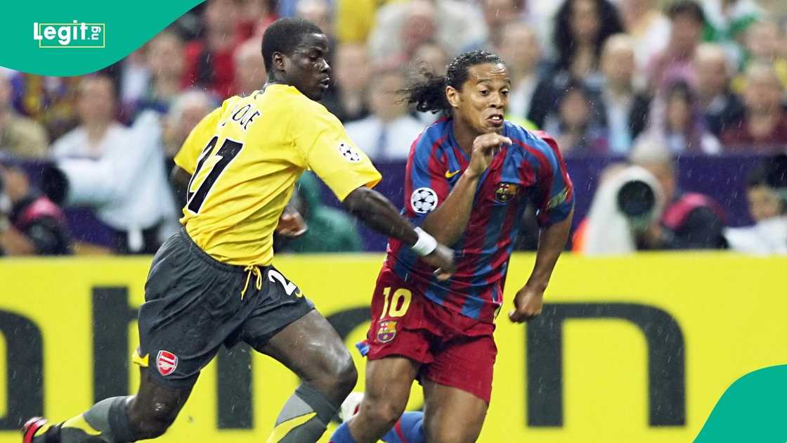 Ronaldinho, Emmanuel Eboue, UEFA, Champions League, Barcelona, Arsenal. Ronaldinho, Emmanuel Eboue, UEFA, Champions League, Barcelona, Arsenal.