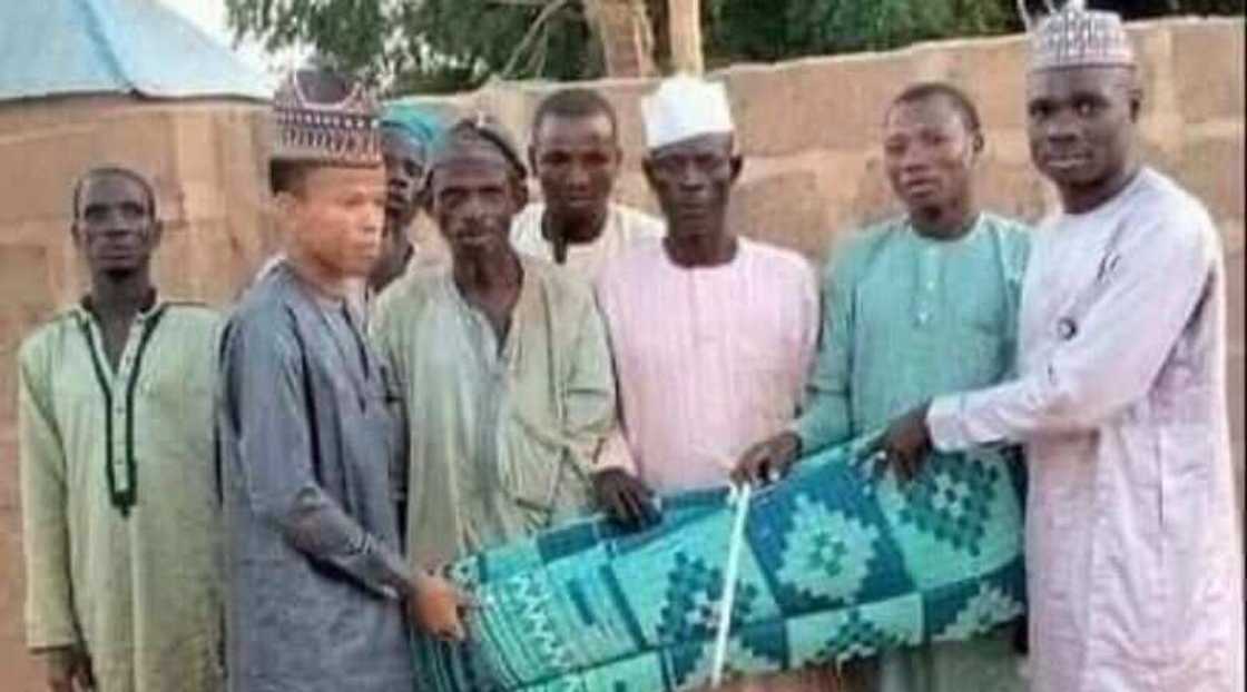 Kansila ya gwangwaje masoyansa da tabarmai Kansila ya gwangwaje masoyansa da tabarmai