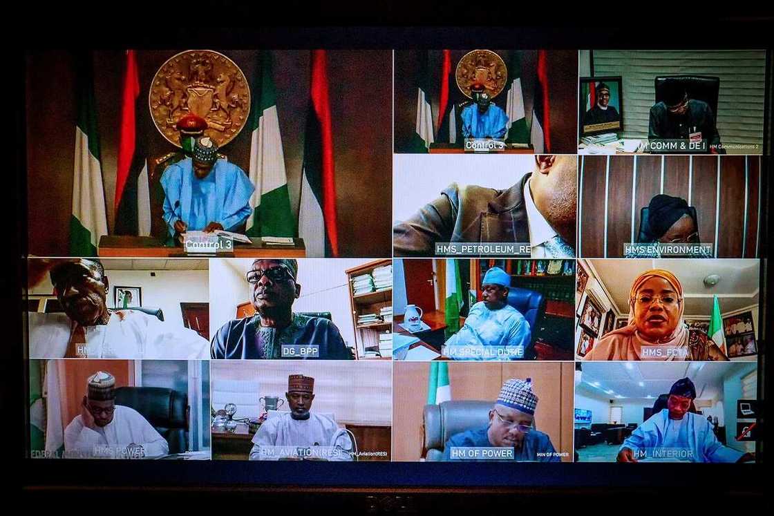 Buhari ya rantsar da manyan sakatarori 12 yayin taron FEC (Hotuna) Buhari ya rantsar da manyan sakatarori 12 yayin taron FEC (Hotuna)