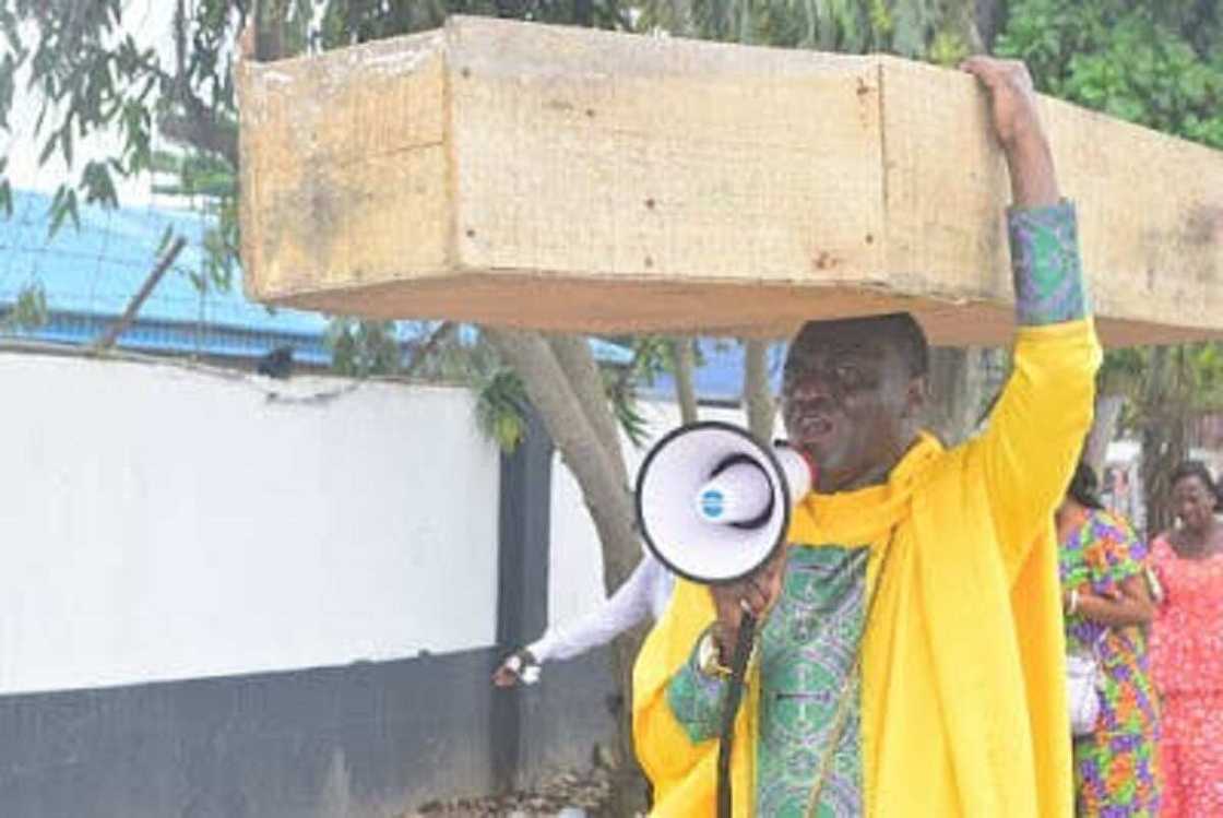 Dauke da akwatin gawa a kai, faston Najeriya yayi zanga-zanga kan mulkin Buhari