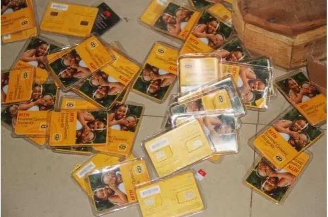 EFCC ta cafke gungun matasa 'yan damfara a jihar Ogun EFCC ta cafke gungun matasa 'yan damfara a jihar Ogun