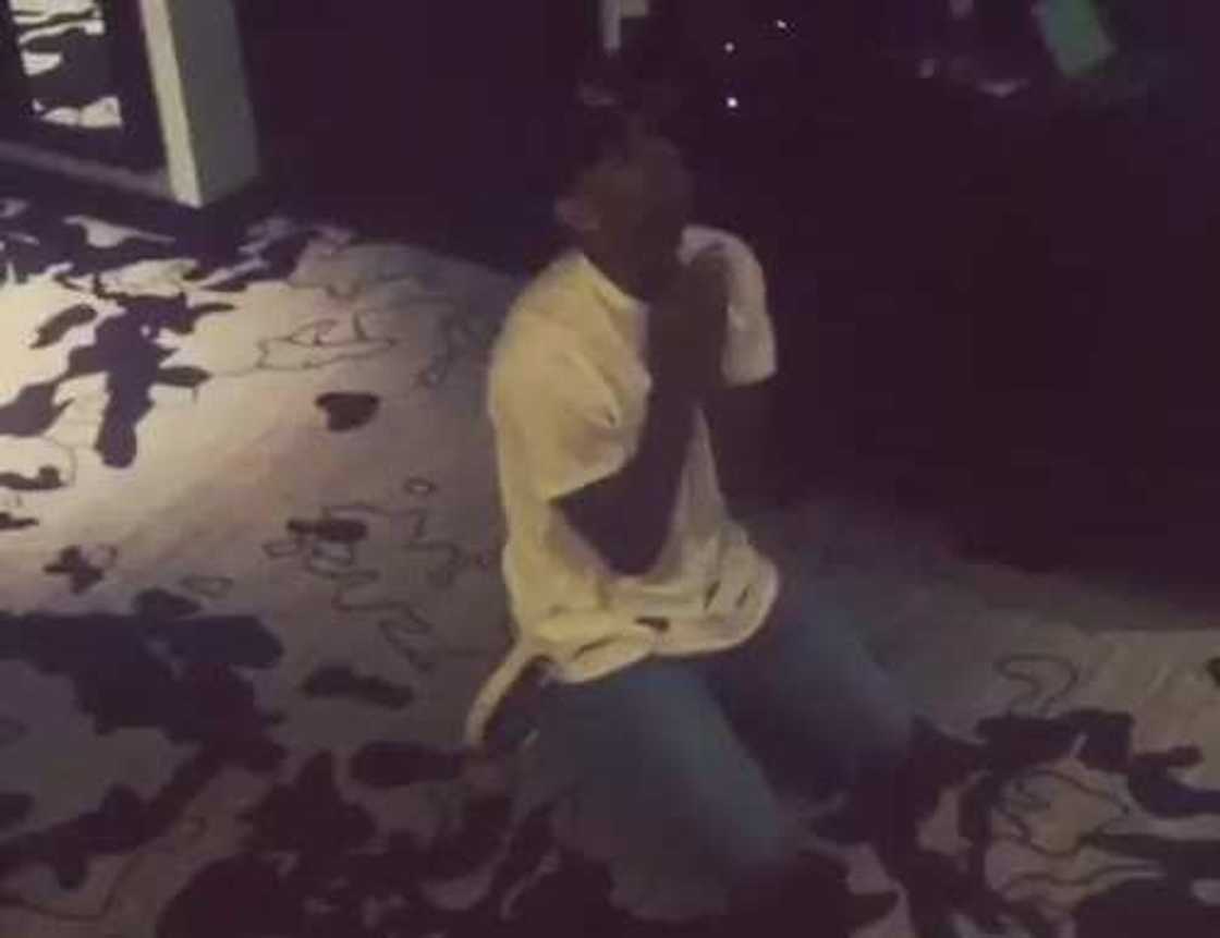 Chris Brown Begs Philippine Authorities On His Knees To Let Him Go Chris Brown Begs Philippine Authorities On His Knees To Let Him Go