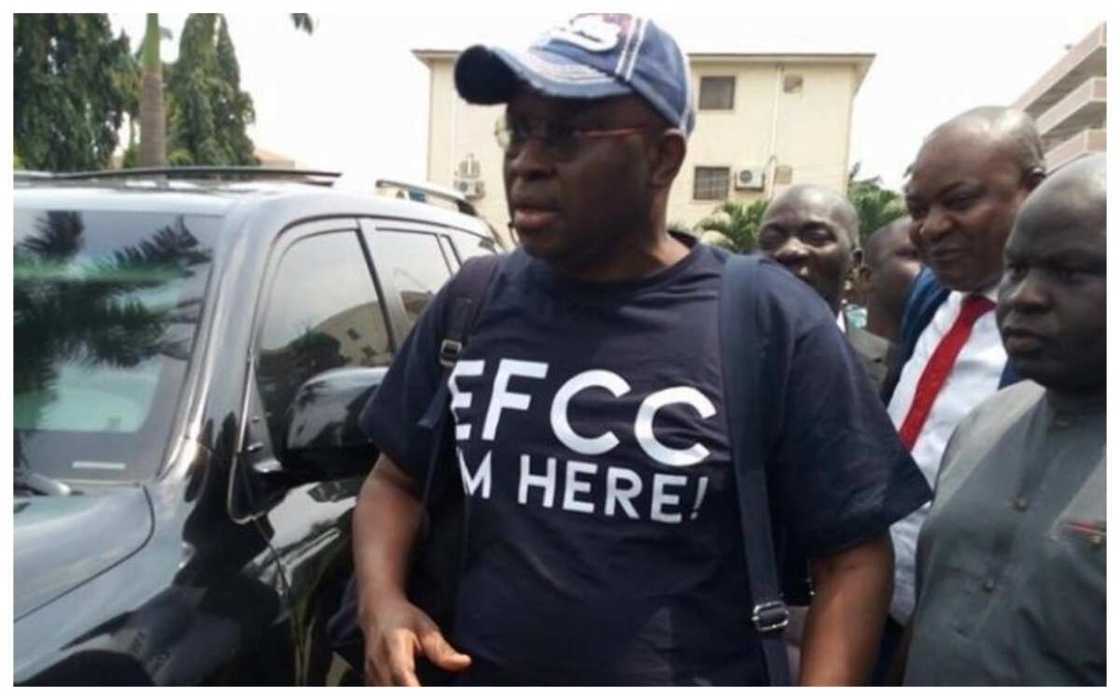 Hukumar EFCC ta nemi Fayose ya maido da naira biliyan 1.3 kudin daya handama Hukumar EFCC ta nemi Fayose ya maido da naira biliyan 1.3 kudin daya handama