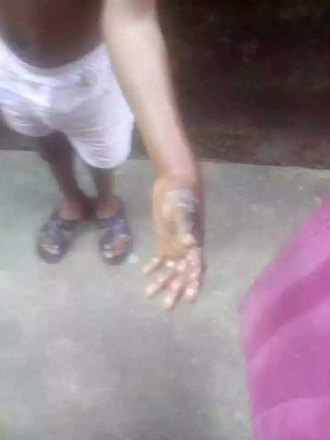 Wani mutum ya kona hannun dan matarsa kan satar N200 Wani mutum ya kona hannun dan matarsa kan satar N200