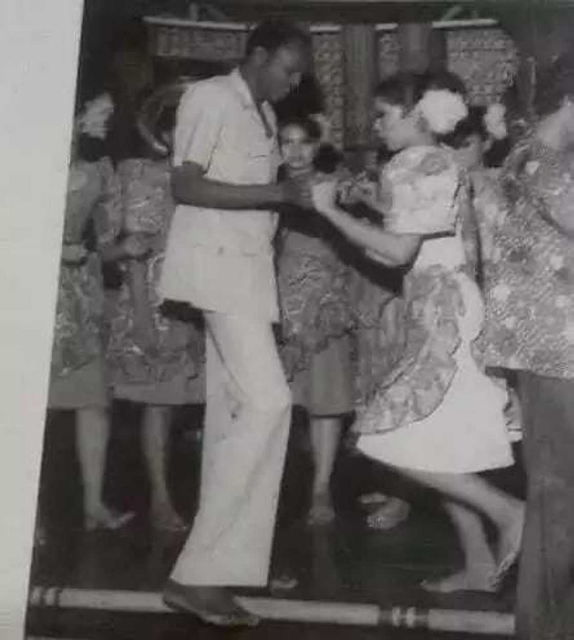 Hoton shugaba Buhari yana rawa da wata mace Hoton shugaba Buhari yana rawa da wata mace