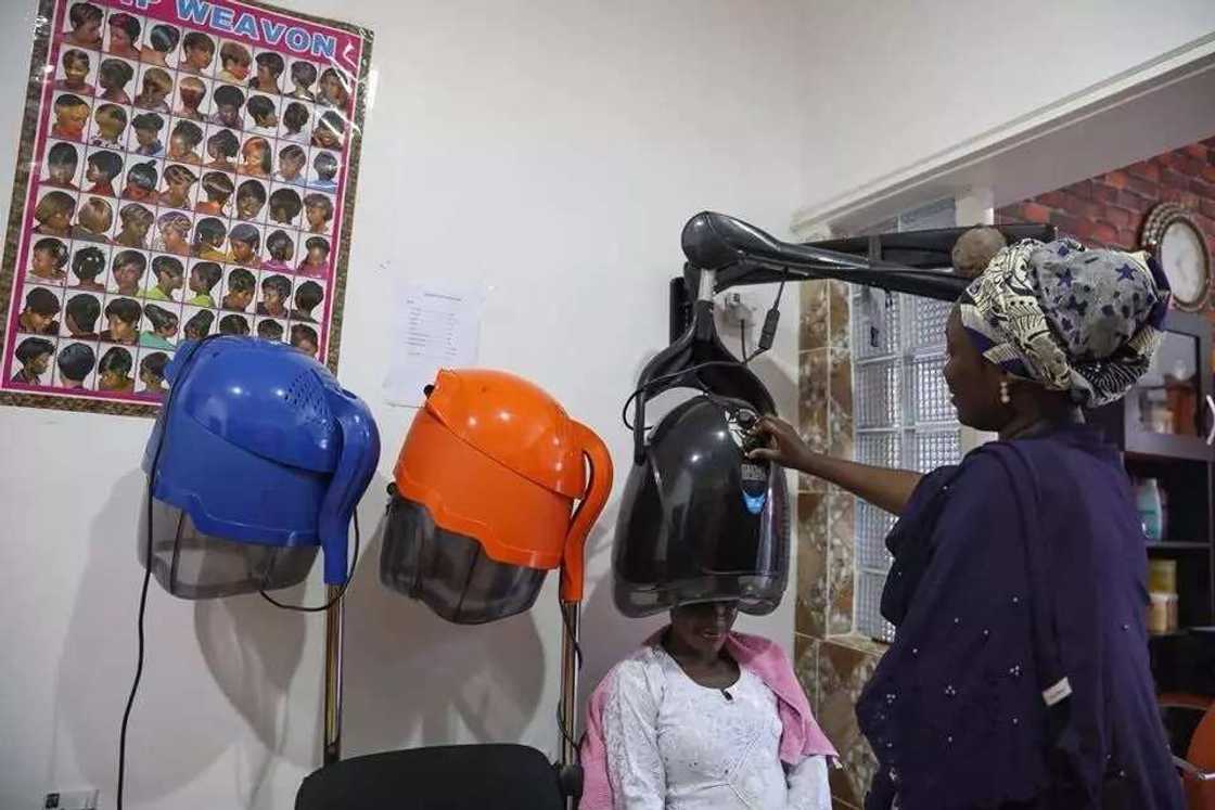 Ina da digiri a fannin hada magunguna da digiri na 2 a fannin tsarin lafiya amma na zabi aikin gyaran jiki domin dogaro da kai - Matashiya Ina da digiri a fannin hada magunguna da digiri na 2 a fannin tsarin lafiya amma na zabi aikin gyaran jiki domin dogaro da kai - Matashiya