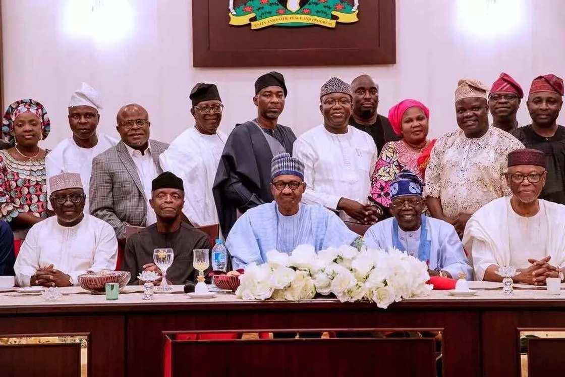 President Buhari hosts APC southwest leaders to dinner (photos) President Buhari hosts APC southwest leaders to dinner (photos)