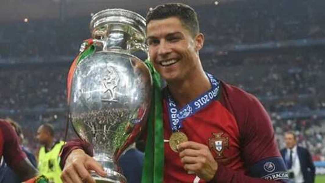 Ronaldo ya siya motar naira miliyan 37 (Hotuna) Ronaldo ya siya motar naira miliyan 37 (Hotuna)