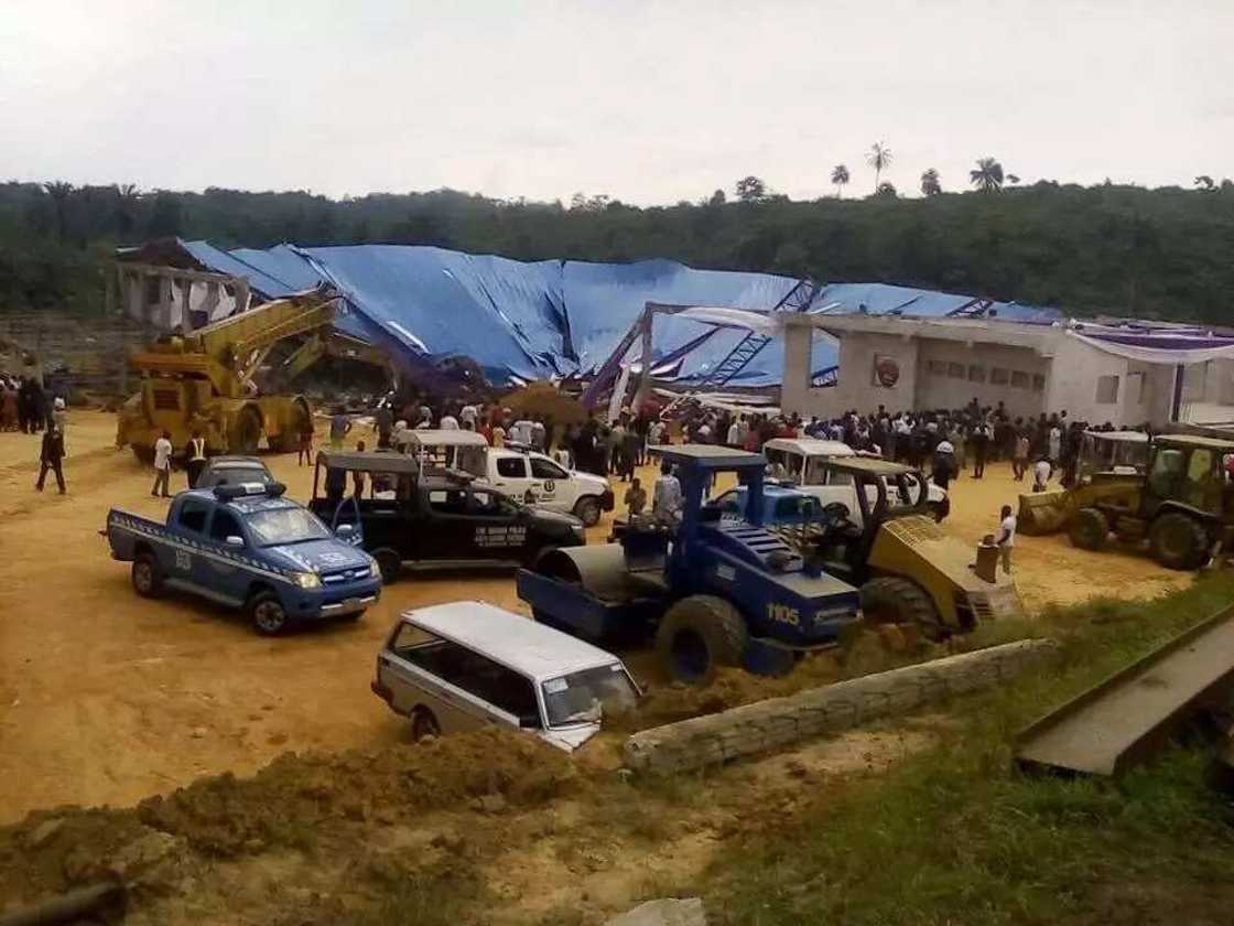 Rescue personnel at the scene of the collapse Rescue personnel at the scene of the collapse