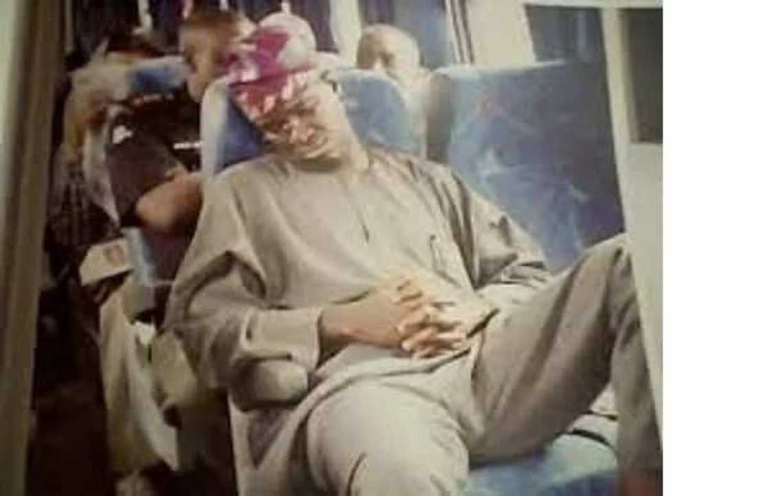 Manyan yan siyasar Najeriya guda 8 da aka kama su na barci a lokacin taro Manyan yan siyasar Najeriya guda 8 da aka kama su na barci a lokacin taro