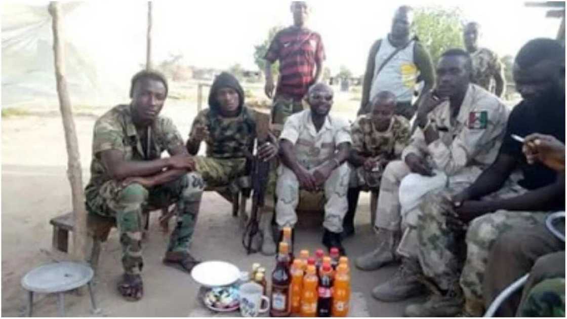 Hotuna: Sojan Najeriya ya yi bikin murnar cika shekaru hudu a raye yana yaki da Boko Haram a jihar Borno Hotuna: Sojan Najeriya ya yi bikin murnar cika shekaru hudu a raye yana yaki da Boko Haram a jihar Borno