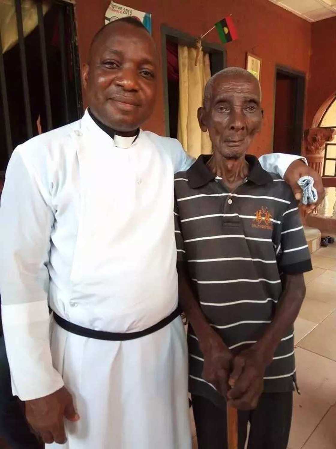 Nigerian cleric meets a man who is allegedly above 130 years old and still very agile (Photo) Nigerian cleric meets a man who is allegedly above 130 years old and still very agile (Photo)