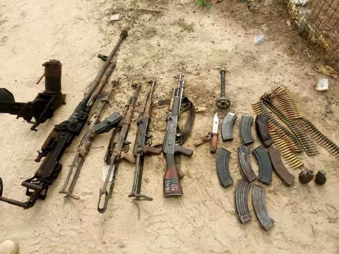 Rundunar soji ta kwace miyagun makamai daga wajen 'yan bindiga a Agatu Rundunar soji ta kwace miyagun makamai daga wajen 'yan bindiga a Agatu