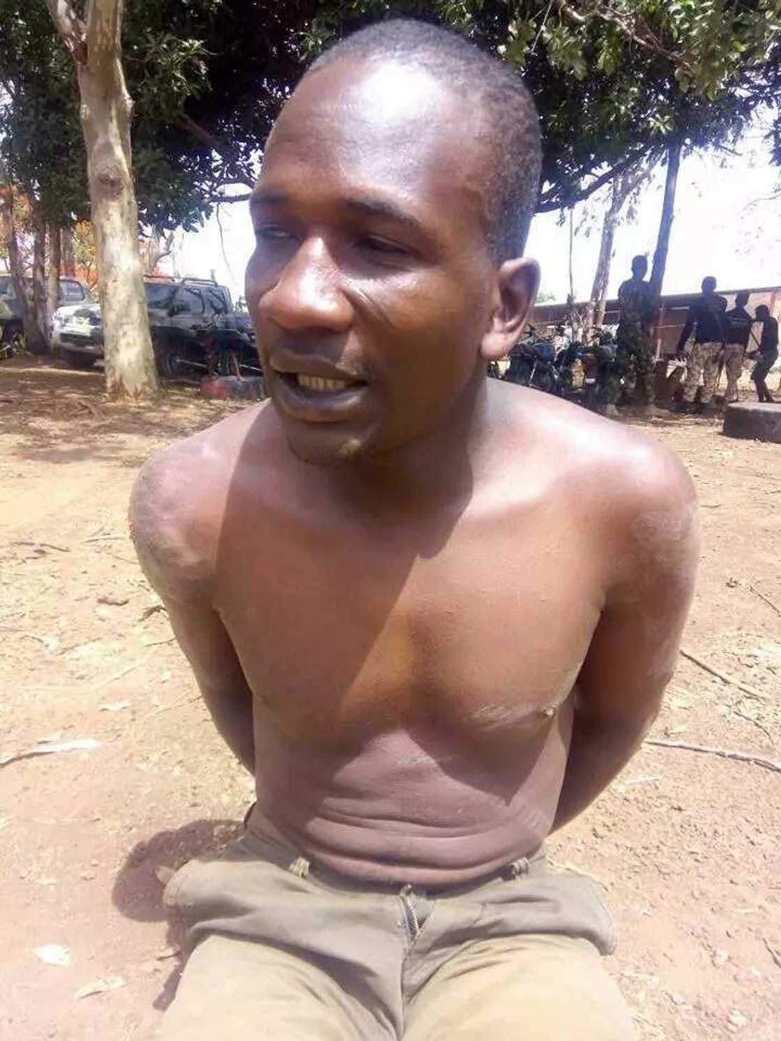 Dakarun soji sun cafke wasu gagararrun masu garkuwa da mutane a Kaduna, duba hotunan su Dakarun soji sun cafke wasu gagararrun masu garkuwa da mutane a Kaduna, duba hotunan su