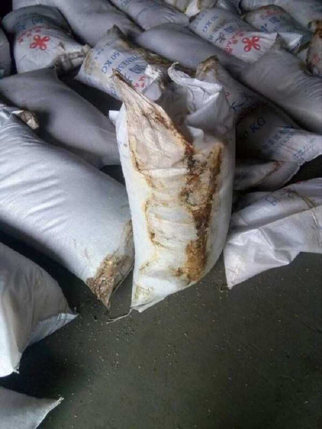 Shinkafar da China ta aiko wa 'yan gudun hijira ta rube a suto din NEMA, bayan sunki rabarwa Shinkafar da China ta aiko wa 'yan gudun hijira ta rube a suto din NEMA, bayan sunki rabarwa