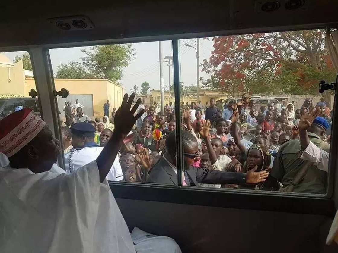 Gwamna Ganduje ya kai wa mahaifin sanata Kwankwaso ziyara (Hotuna) Gwamna Ganduje ya kai wa mahaifin sanata Kwankwaso ziyara (Hotuna)