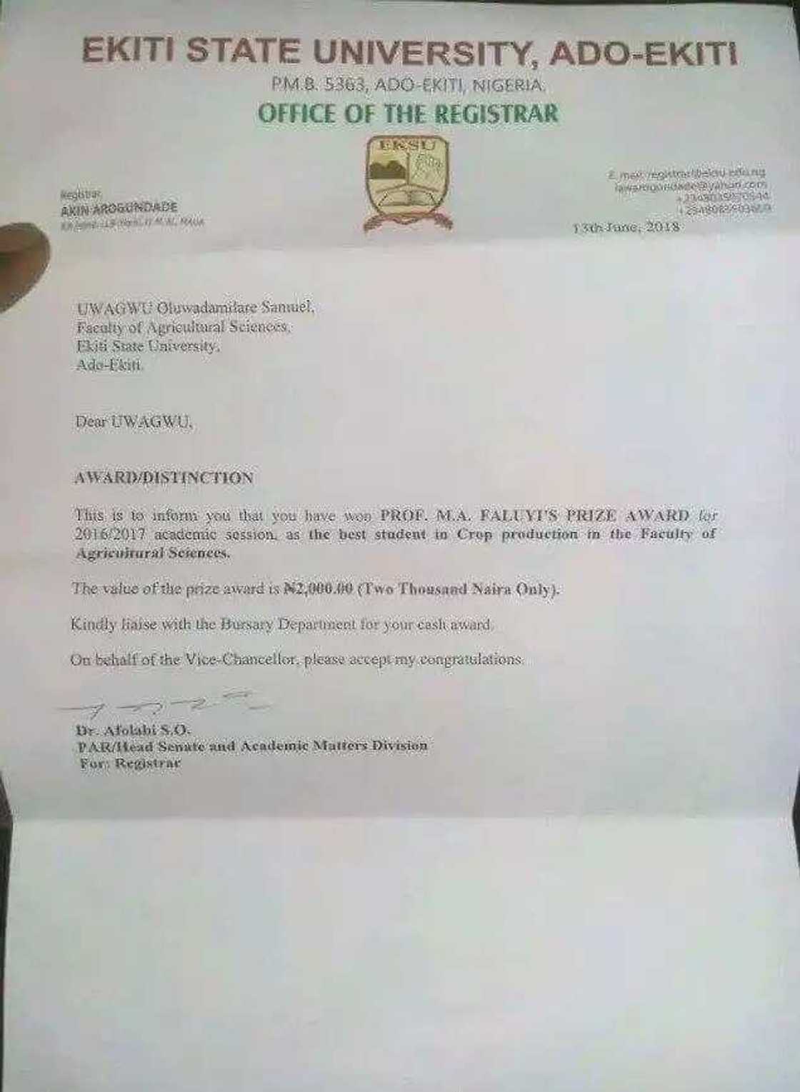 Cin fuska ko yabawa: An baiwa dalibin da ya zamo zakara a jami’a kyautar Naira dubu biyo Cin fuska ko yabawa: An baiwa dalibin da ya zamo zakara a jami’a kyautar Naira dubu biyo