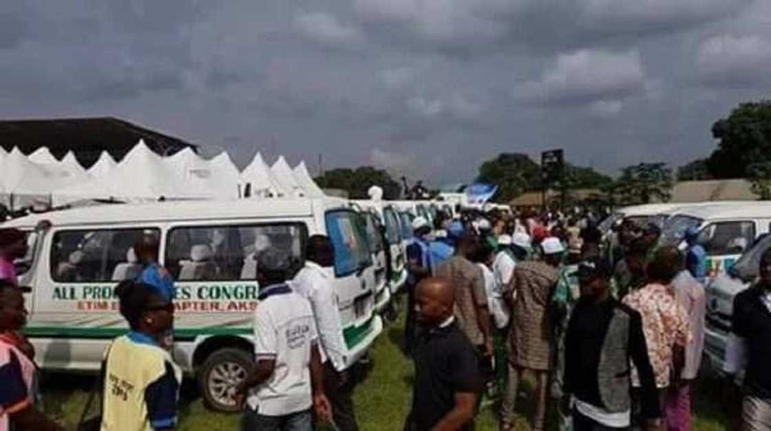 Farin jini daga Allah: Wani dan kudu ya ba Buhari zungura-zungan motocin kamfe 31 kyauta Farin jini daga Allah: Wani dan kudu ya ba Buhari zungura-zungan motocin kamfe 31 kyauta