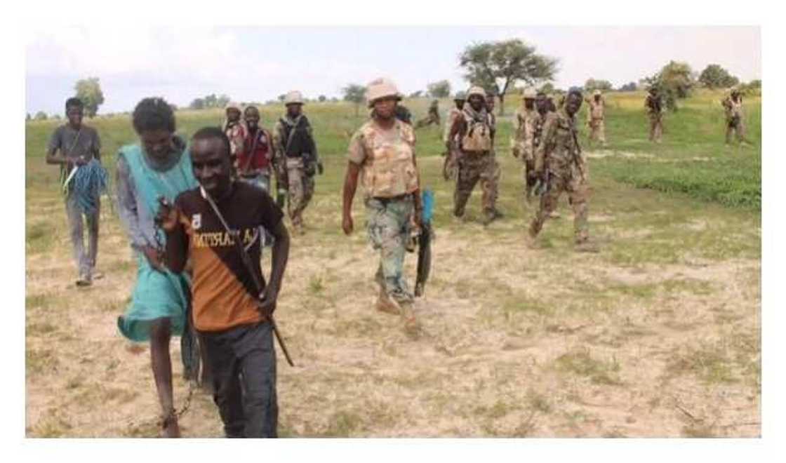 Wani kasurgumin dan Boko Haram ya shiga hannu bayan ya kashe dan sanda a jihar Ekiti Wani kasurgumin dan Boko Haram ya shiga hannu bayan ya kashe dan sanda a jihar Ekiti