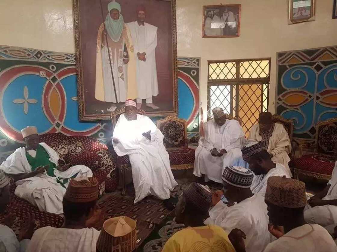 Gwamna Ganduje ya kai wa mahaifin sanata Kwankwaso ziyara (Hotuna) Gwamna Ganduje ya kai wa mahaifin sanata Kwankwaso ziyara (Hotuna)
