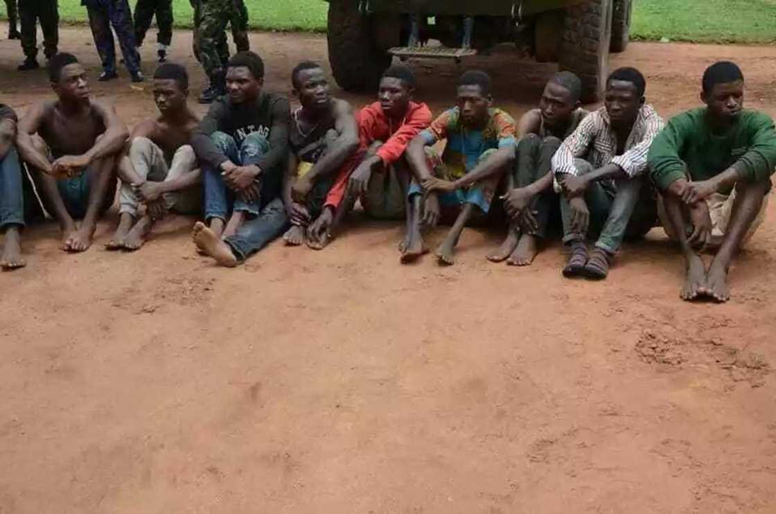 Rundunar soji sunyi nasarar kama ‘yan kungiyar asiri 23, Sojan gona da kuma masu fasa bututun man fetur Rundunar soji sunyi nasarar kama ‘yan kungiyar asiri 23, Sojan gona da kuma masu fasa bututun man fetur