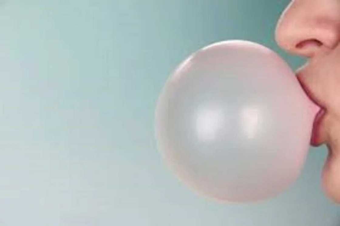 Sirrin farin Hakori: Hanyoyi 8 da za ku bi domin sanya Hakoranku suna sheki Sirrin farin Hakori: Hanyoyi 8 da za ku bi domin sanya Hakoranku suna sheki