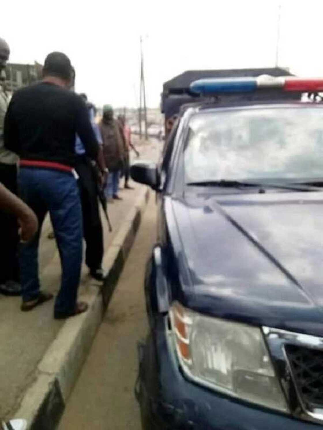 Wata matar aure mai goyo ta sha marin wani gardin dan sanda a kan cin hancin N50, duba hotuna Wata matar aure mai goyo ta sha marin wani gardin dan sanda a kan cin hancin N50, duba hotuna