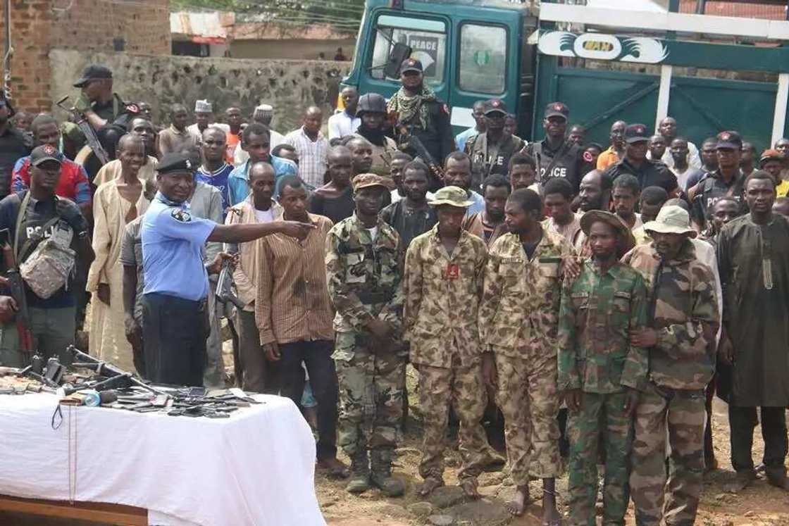 Labari Cikin Hotuna: Jami'an 'Yan sanda sun cafke masu garkuwa da mutane da 'yan fashi da makami Labari Cikin Hotuna: Jami'an 'Yan sanda sun cafke masu garkuwa da mutane da 'yan fashi da makami