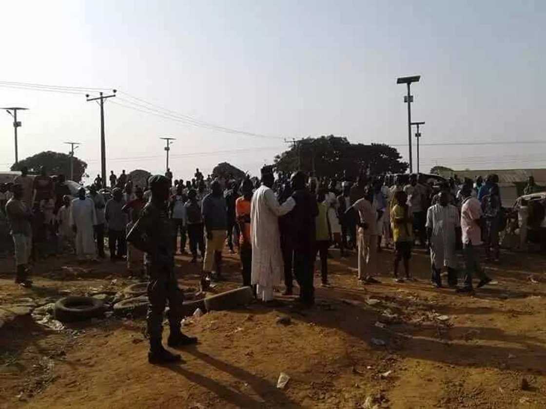 'Yan kallo a wurin da 'yan sanda suka zaga da 'yan fashin 'Yan kallo a wurin da 'yan sanda suka zaga da 'yan fashin