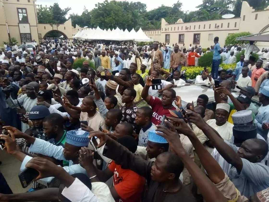 Shekarau ya gana da dubban magoya bayansa, ya fadi dalilin fita daga PDP Shekarau ya gana da dubban magoya bayansa, ya fadi dalilin fita daga PDP