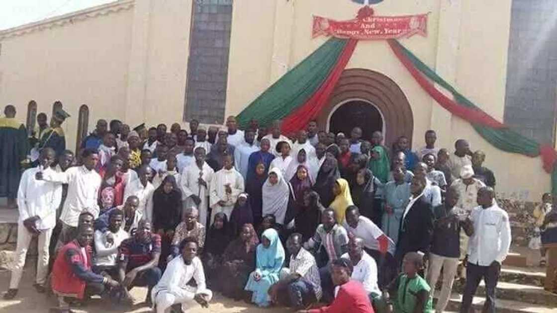 Kirsimati: Yan Shi’a sun ziyarci cocina, sun wanzar da zaman lafiya Kirsimati: Yan Shi’a sun ziyarci cocina, sun wanzar da zaman lafiya