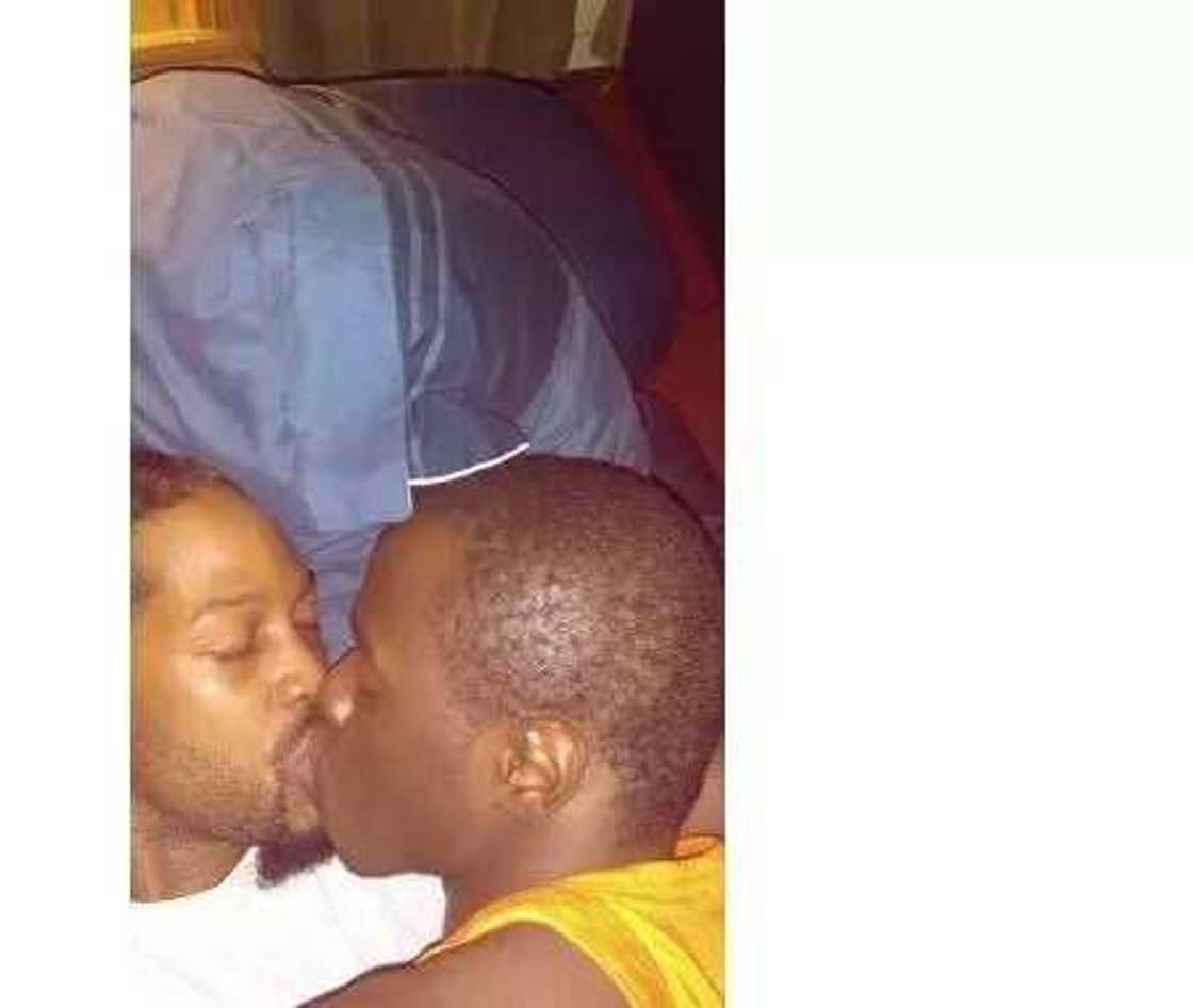 Kalli hotunan wani yan luwadi da aka yada a Facebook Kalli hotunan wani yan luwadi da aka yada a Facebook