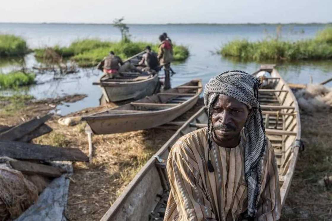 Satar malamai: Jami'ar Maiduguri ta sha alwashin cigaba da neman mai a tafkin Chadi Satar malamai: Jami'ar Maiduguri ta sha alwashin cigaba da neman mai a tafkin Chadi