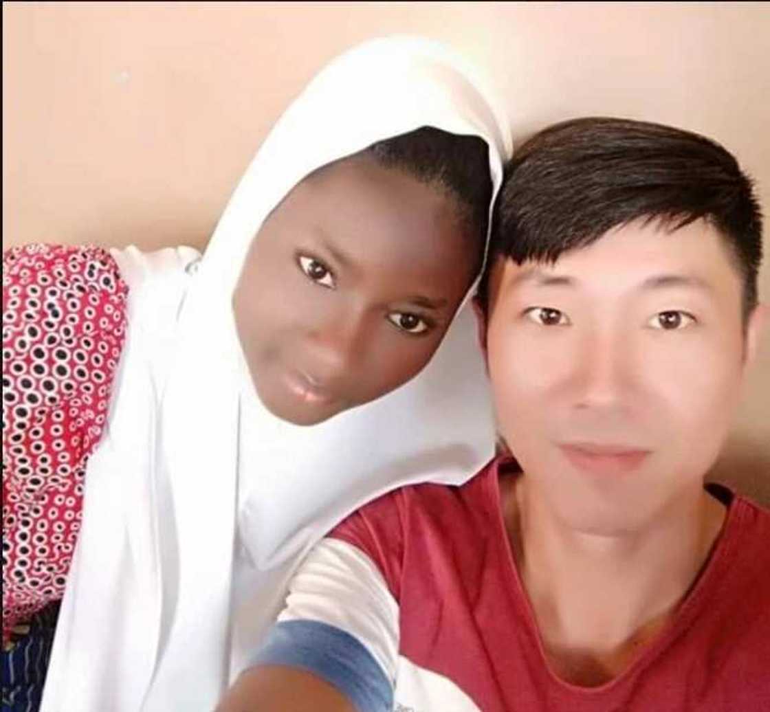 Ga lada ga la’ada: Wani Dan kasar China ya auri Bahaushiya bayan ya Musulunta a Filato (Hotuna) Ga lada ga la’ada: Wani Dan kasar China ya auri Bahaushiya bayan ya Musulunta a Filato (Hotuna)