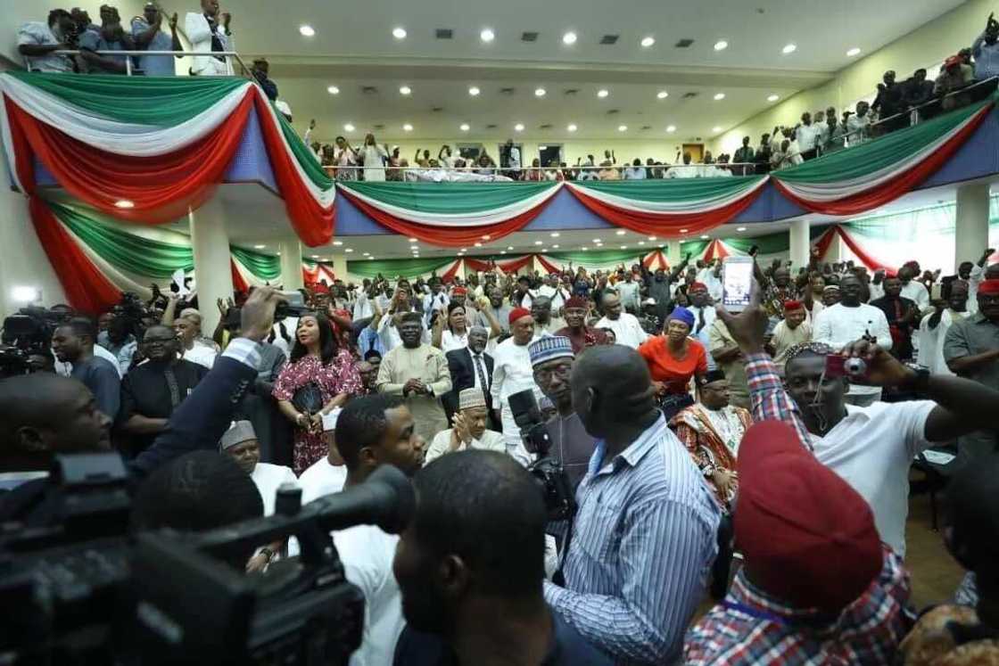 Hotun daga taron hadakar PDP, R-APC da ragowar jam'iyyu fiye da 30 domin hada karfi wuri guda Hotun daga taron hadakar PDP, R-APC da ragowar jam'iyyu fiye da 30 domin hada karfi wuri guda