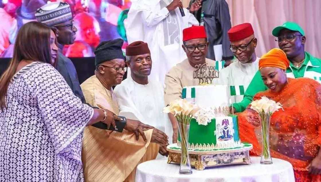 Dandalin Kannywood: Jarumin jarumai Adam Zango ya amsa kirar fadar shugaban kasa (Hotuna) Dandalin Kannywood: Jarumin jarumai Adam Zango ya amsa kirar fadar shugaban kasa (Hotuna)