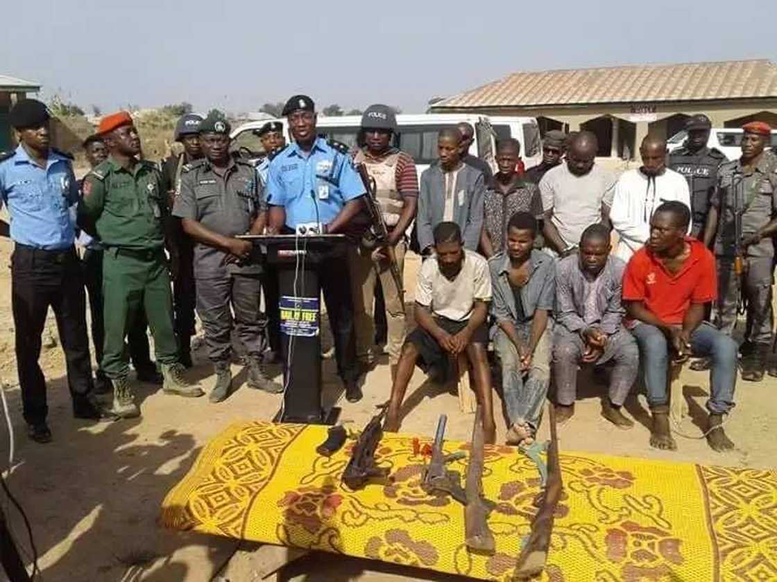 Wasu daga cikin masu garkuwa da mutanen da aka kama Wasu daga cikin masu garkuwa da mutanen da aka kama