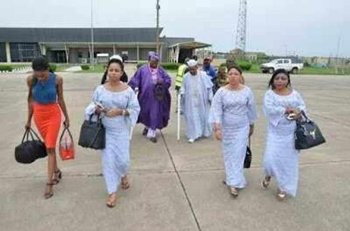 Alaafin Of Oyo Causes Stir With Wives At The Airport