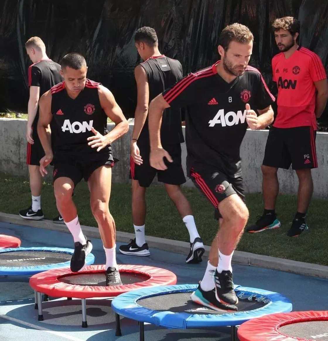 Alexis Sanchez trains with Manchester United after joining pre-season tour in America Alexis Sanchez trains with Manchester United after joining pre-season tour in America