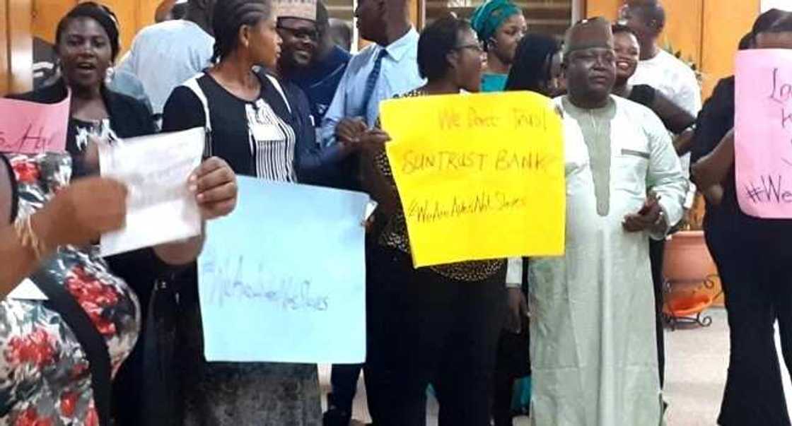 Hotuna: Daga dawowa, Zanga-zanga ya barke majalisar dokokin tarayya Hotuna: Daga dawowa, Zanga-zanga ya barke majalisar dokokin tarayya